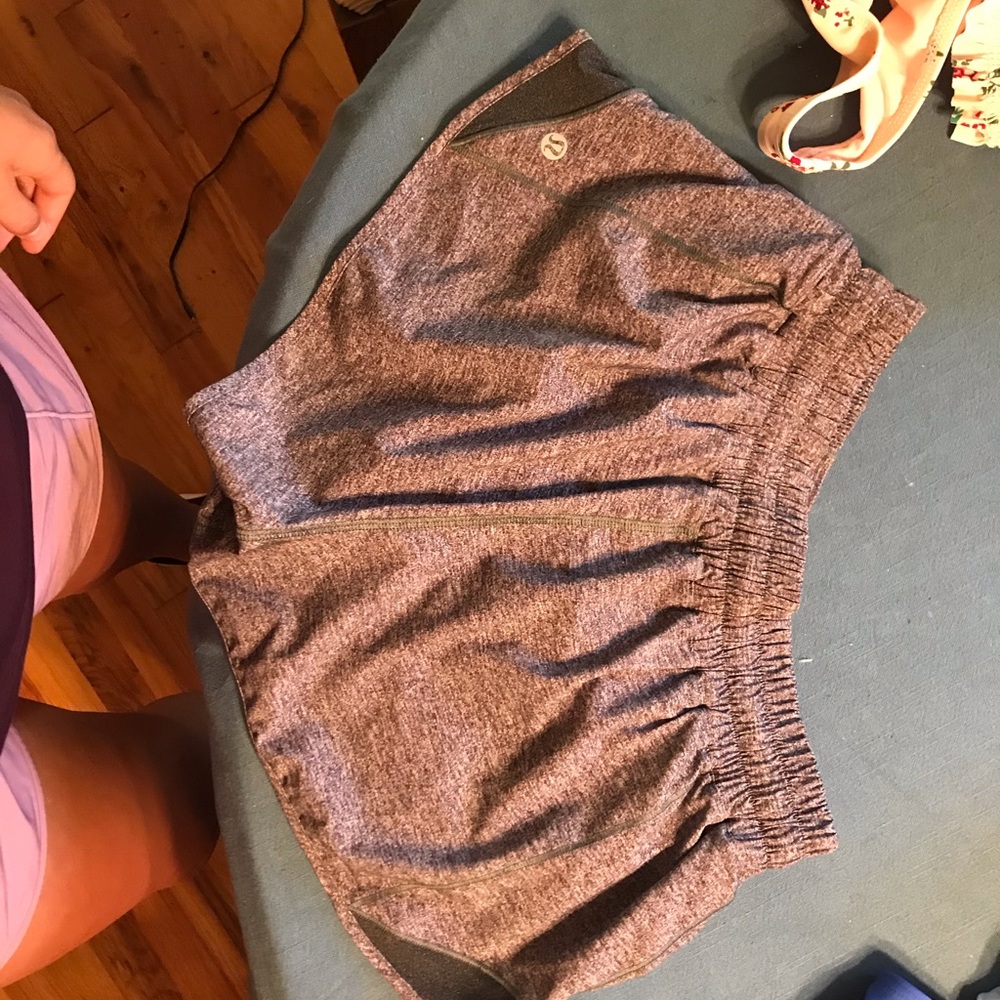 Lululemon size 6 2.5 in hotty hot shorts